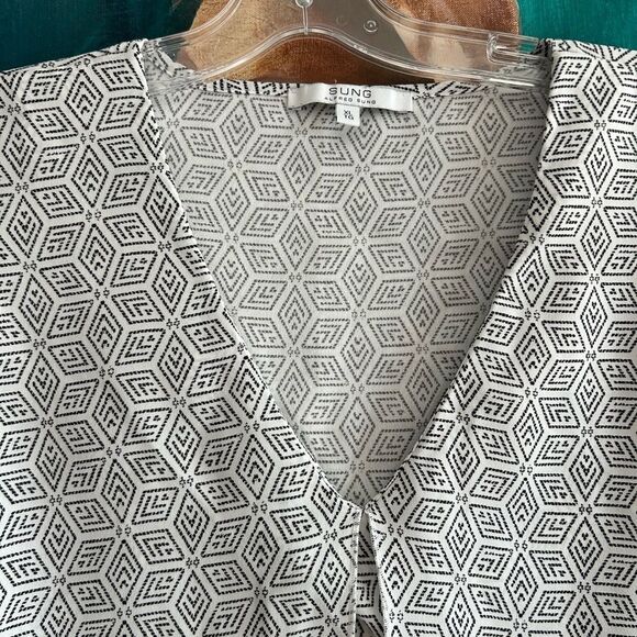 ALFRED SUNG Geometric Black and White Blouse - Picture 5 of 15